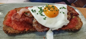 Tostada with tomato, bacon, egg, Maiatza San Sebastian